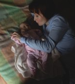 „Am visat cum trebuie să-mi distrug copilul mai mare pentru a-mi salva bebelușul”. O mamă povește despre episoadele de psihoză postpartum