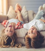 Două fetițe de patru și cinci ani au devenit cele mai bune prietene după ce au fost diagnosticate în aceeași zi cu cancer
