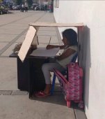 O fetiță își face temele pe stradă, sub un carton după ce a fost abandonată de mama ei. Își dorește cu orice preț să devină medic