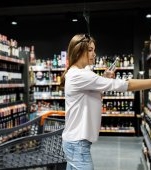 „La aproape orice magazin se vinde alcool minorilor”: Mărturia unui băiat de 14 ani din Sibiu