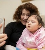 Este o tânără de 19 ani, dar arată ca o fetiță de 4 ani. Ce diagnostic a primit și cât de rară este afecțiunea ei