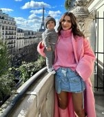 O mamă influencer a postat o imagine cu fiul ei pe un balcon în Paris și internauții o acuză că pune în pericol viața copilului