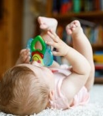 Rostogolitul la bebeluși: cum îi ajută să-și dezvolte și să-și îmbunătățească postura pe termen lung