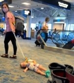 O mamă este criticată pentru că și-a târât bebelușul prin aeroport cu lesa