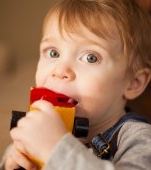 Copilul își ține mâneca de la bluză în gură sau „mestecă” creionul? Ce se află, de fapt, în spatele acestui comportament