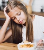 O fetiță diagnosticată cu emetofobie a refuzat să mai mănânce de teamă să nu vomite
