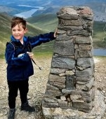 Are doar opt ani și este pasionat de mersul pe munte. Se antrenează pentru a urca pe muntele Everest