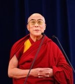 Momentul în care Dalai Lama sărută un băiețel pe buze. Acesta nu a fost singurul gest nepotrivit pentru care și-a cerut scuze