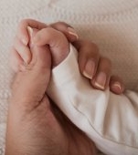 O mamă a născut copii cu degete în plus: „Simt că este vina mea”