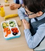 Fraze toxice care pot strica relația copiilor cu mâncarea. Ce să nu-i mai spui copilului la masă și nu numai!