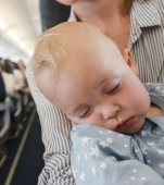 Cum să călătorești cu avionul fără stres alături de un bebeluș: 8 sfaturi utile
