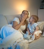 De ce se trezește copilul imediat ce adoarme părintele? Explicația unui expert în somnul la cei mici
