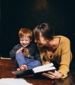 Părinții au tendința să citească mai mult pentru a le oferi copiilor lor un exemplu. Ce spun studiile recente