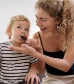 Cum îți înveți copilul să aibă o relație sănătoasă cu mâncarea?