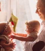 O mamă a născut o pereche de gemeni perfect sănătoși, cu toate că s-au dezvoltat în utere diferite