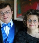 O femeie cu sindromul Down a adus pe lume un copil cu aceeași boală și a decis să-și crească singură fiul