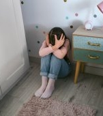 Caz revoltător! O fetiță de 12 ani ar fi fost vândută de mama ei în Spania pentru a-și putea acoperi datoriile