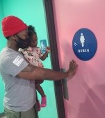 Un tătic merge la toaleta femeilor cu fiica lui. „Toaletele de bărbați nu sunt potrivite pentru tații cu copii, sunt dezgustătoare”