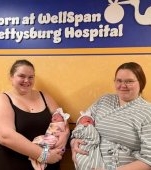 Două surori gemene au intrat în travaliu în același timp și și-au născut bebelușii la câteva ore distanță