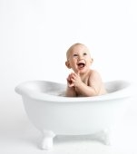 O mamă dermatolog își spală nou-născutul doar cu apă, fără săpun sau alte produse pentru bebeluși