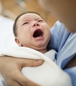 Emoție pură! O mamă se trezește din comă și își vede bebelușul pentru prima dată!