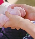 Apel pentru străinii care îmi ating bebelușul: copilul meu nu este o jucărie!