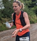 O femeie a participat la ultramaraton în timp ce pompa lapte la sân
