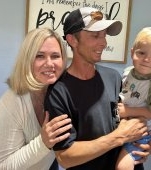 O femeie a adoptat bebelușul fostei partenere de viață a soțului ei. "Când i-am văzut părul blond și ochii albaștri m-am îndrăgostit pe loc"