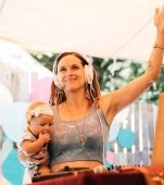 Este mama și DJ cu normă întreagă, dar copilul este mereu pe primul loc. "Cu o mână pun muzică și cu cealaltă o țin la sân"