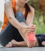 Cârcei la picioare: cauze și remedii naturiste