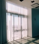 Perdele și draperii: secretele designului interior pentru o casă plină de lumină