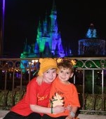 Vis devenit realitate pentru un băiețel cu cancer: a ajuns la Disneyland după ce mama i-a împărtășit povestea în mediul online