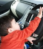 O femeie fără permis și-a lăsat copilul de 3 ani în mașină. Micuțul a pornit mașina și și-a lovit mama