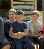 Patru copii din Buzău trăiesc cu grija zilei de mâine. Neajunsurile, sărăcia și problemele de sănătate le-au furat copilăria