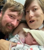 O femeie cu dizabilități a născut un bebeluș perfect sănătos. "Mi s-a spus că nu merit să fiu mamă"