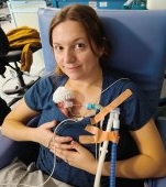 Unul dintre cei mai mici bebeluși prematuri din lume s-a născut la 328 de grame. Este extrem de mică, dar luptă să trăiască