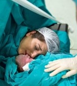 O mamă a fost blamată de un fotograf pentru faptul că a născut prin cezariană. „O operație nu înseamnă că ai născut”