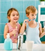Cum și-a convins o mamă copiii să se spele pe dinți: "Îi plătesc de două ori pe zi"