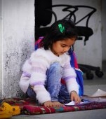 O fetiță de numai șase ani își făcea temele pe stradă, în timp ce tatăl ei spăla geamurile mașinilor. Cum li s-a schimbat radical viața când au întâlnit un înger deghizat în om