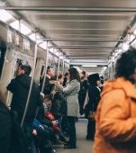 Lecția de respect a zilei: un bărbat refuză să-i dea locul în metrou unei gravide, dar un bătrân cu baston i l-a oferit fără ezitare