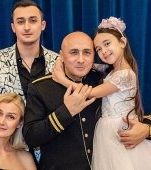 Marcel Pavel, un cântăreț foarte discret cu viața lui de familie. Este împreună cu soția lui de 33 de ani și o iubește ca în prima zi