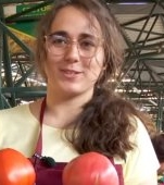 Olimpică și studentă la Medicină, o tânără din Buzău vinde legume la tarabă în piață. Exemplul perfect al proverbului „munca înnobilează omul”