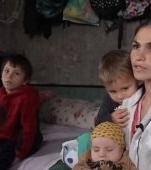 Cinci suflete nevinovate de copii din Constanța trăiesc în condiții grele! Locuiesc într-o casă cu acoperiș improvizat pe câmp uitat de lume