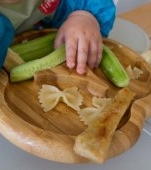 Când poți introduce în alimentația bebelușului „finger food”, bastonașe de mâncare care încap în mânuță și ce poți oferi în funcție de vârstă?