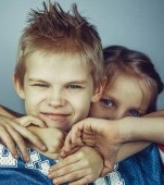 Părinți, grijă mare la relațiile dintre frați/surori! Copiii cu frați au șanse mai mari să dezvolte probleme mentale, spun studiile