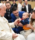 Papa Francisc consideră că mamele surogat ar trebui interzise. „Reprezintă o încălcare gravă a demnității femeii și a copilului"