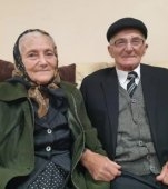 Maria și Ioan Olariu sunt căsătoriți de 70 de ani și încă își mai aduc aminte cu drag de începuturile poveștii lor. „La sfat a cerut voie la tata să mă ducă până acasă”