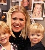 Credeai că nu se întâmplă și la case mai mari? Kelly Clarkson recunoaște că își lovește copiii, așa cum a fost și ea lovită în copilărie de mama ei