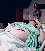 După un travaliu de 6 ore, anestezia epidurală și-a pierdut efectul iar eu mă rugam să nu mor. Am născut copilul mai mult mort decât viu cu cordonul infasurat în jurul gâtului