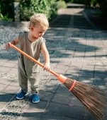„Cum să-ți pui copilul de 2 ani la treabă?" Nu îl pun „la treabă", îl responsabilizez